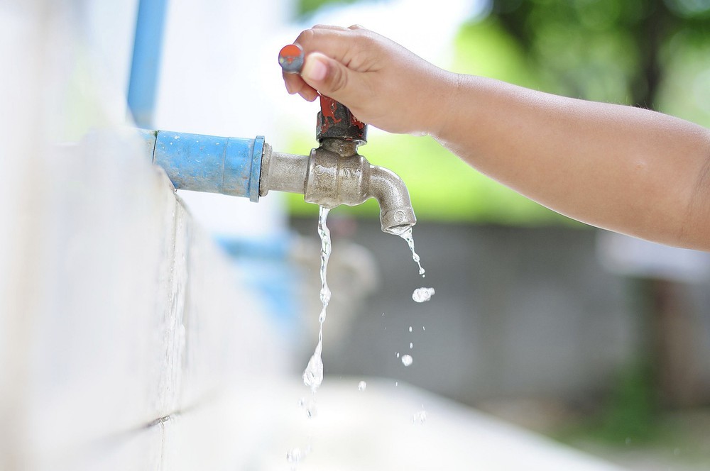 sửa ống nước bị rò rỉ