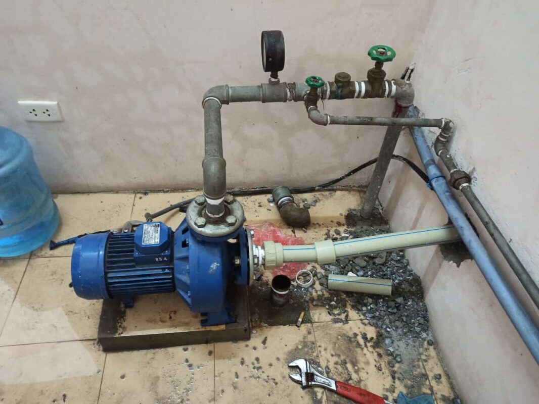 Hướng dẫn sửa máy bơm nước không lên nước: Đơn Giản Hiệu Quả 100% thợ sửa máy bơm nước tại nhà