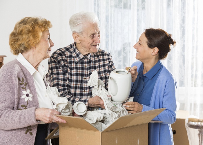 5 Kinh Nghiệm Chuyển Nhà Có Người Già: Cẩm Nang Đảm Bảo An Toàn Người già chuẩn bị đóng gói đồ đạc chuyển nhà
